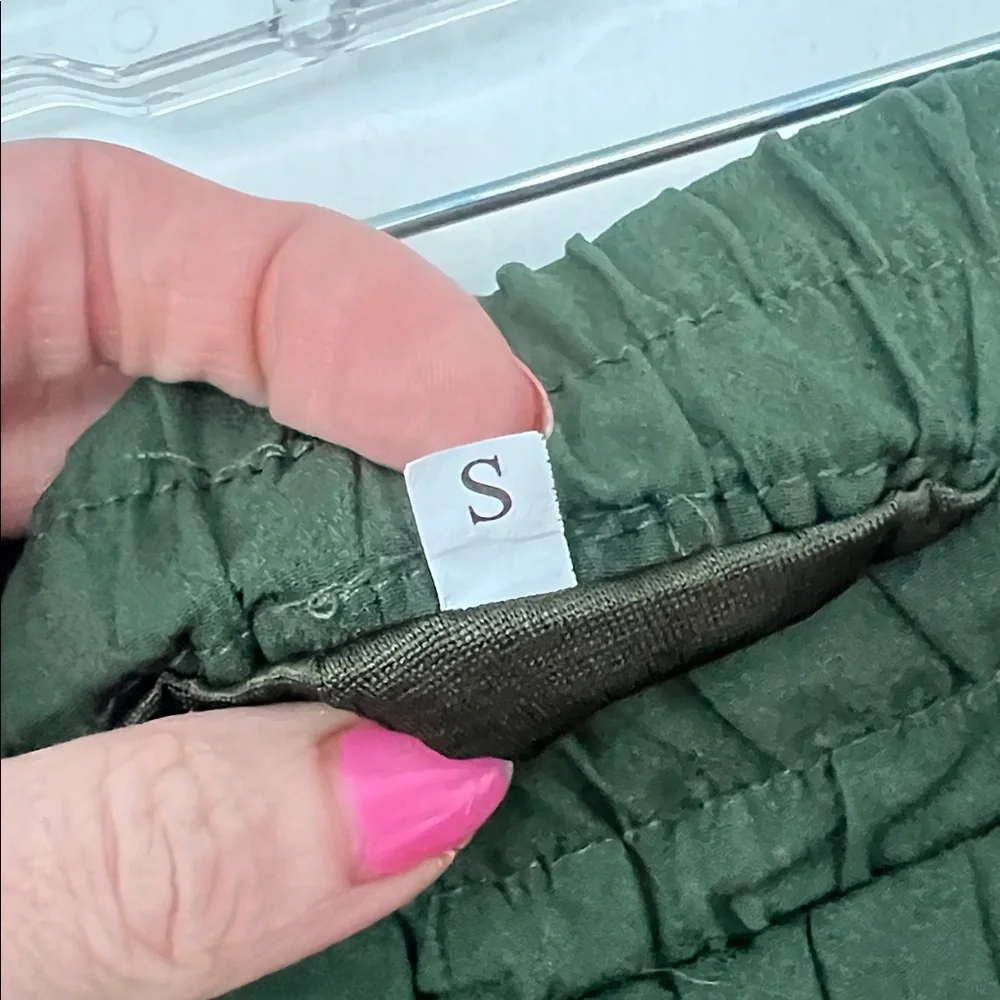 Elegant Green Pleated Skirt - Picture 2 of 4